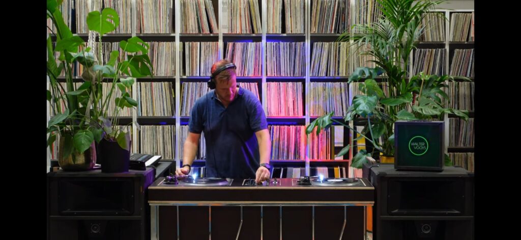 Walter Vooys draait vinyl op Technics SL1200